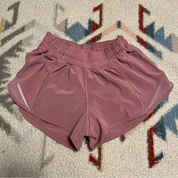RARE!!  Lululemon Hotty Hot Short II 2.5" Velvet Dust Size 4 - Picture 2 of 6